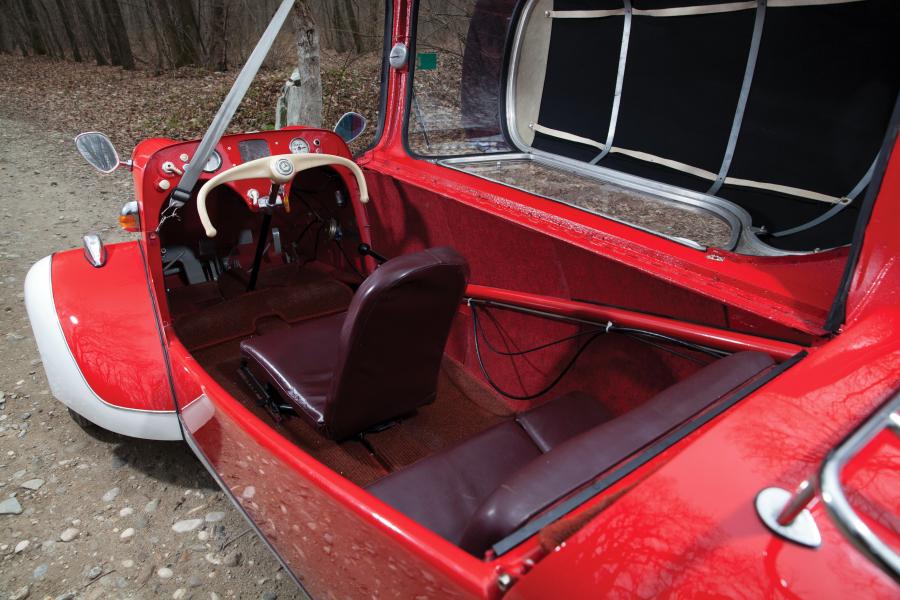 Интерьер Messerschmitt KR200 Cabriolet 1952 года  (фото 2 из 12)